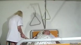 Krankenschwester hilft alten Patienten mit einem Fick im KH