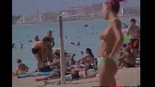 Amateurbeachspy.com - Beach stripped to the waist woman reveal perky puffies